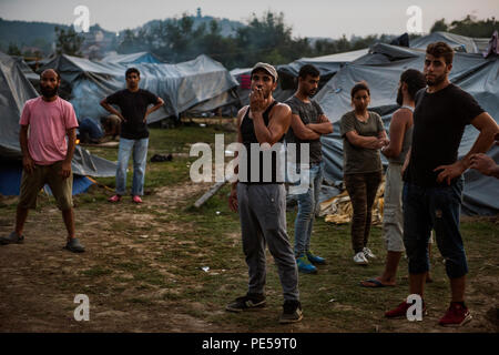 Réfugiés syriens visibles à l'intérieur du camp de réfugiés de Velika Kladusa. Les réfugiés qui tentent de s'infiltrer dans l'UE via la Bosnie vivent ici à Velika Kladusa dans de terribles et des conditions inhumaines dans une ville de tentes après la fermeture de l'ancienne route des Balkans, tentes improvisées sont surtout le seul toit pour homme, femme et enfants. Les gens essaient de traverser la frontière à travers le soi-disant 'jungle', mais après avoir entré la Croatie ils sont battus par la police, les téléphones sont écrasés et souvent l'argent est également supprimé. Après que les réfugiés sont repoussés à la Bosnie. Banque D'Images