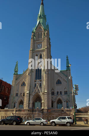 Vue sur la rue de l'église catholique St. Alphonsus à Chicago Banque D'Images