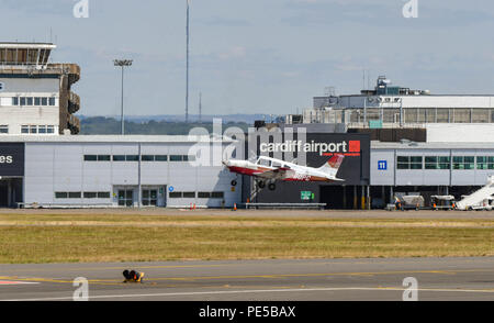 Petits appareils décollant de l'aéroport de Cardiff au Pays de Galles en face de l'aérogare Banque D'Images