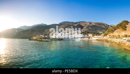 Le petit village traditionnel de Chora Sfakion, Sfakia, Chania, Crète, Grèce. Banque D'Images
