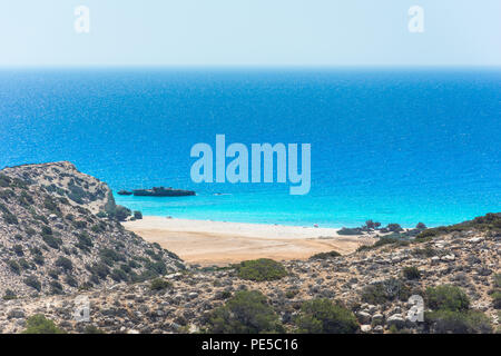 Le tropical plage de Tripiti à la pointe sud de l'île de Gavdos et l'Europe aussi, avec le fameux géant chaise en bois, la Grèce. Banque D'Images