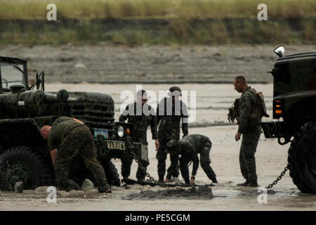 Marines des États-Unis avec l'Équipe de débarquement du bataillon, 2e bataillon du 5ème Marines, 31e Marine Expeditionary Unit, et Philippine marines avec 18e Marine Company, Bataillon d'artillerie, travailler ensemble pour libérer un KM-250, 2 1/2-ton véhicule utilitaire qui est bloqué dans le lit à la Vallée-de-Corbeau, aux Philippines, au cours de l'exercice 2015 débarquement amphibies (PHIBLEX 15), 2 octobre. PHIBLEX 15 est un exercice de formation annuelles bilatérales menées avec les forces armées des Philippines afin de renforcer nos relations de travail et l'interopérabilité à travers un large éventail d'opérations militaires de secours en cas de catastrophe à com Banque D'Images