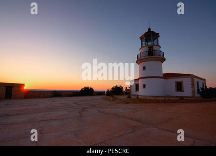 Le phare sur l'île de Gavdos au coucher du soleil, Crète, Grèce. Banque D'Images