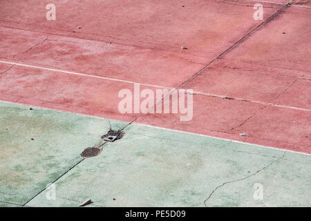 Une case vide et abandonné hardcourt tennis. Banque D'Images