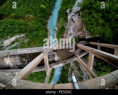 Vue aérienne de Durdevica Tara River Bridge Arc dans les montagnes, le Monténégro. L'un des plus hauts ponts d'automobile en Europe. Banque D'Images