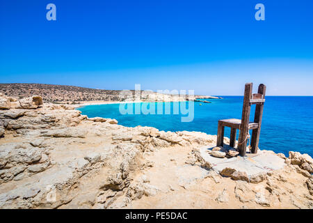 Le tropical plage de Tripiti à la pointe sud de l'île de Gavdos et l'Europe aussi, avec le fameux géant chaise en bois, la Grèce. Banque D'Images