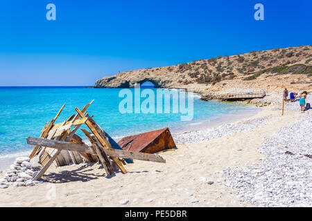 Le tropical plage de Tripiti à la pointe sud de l'île de Gavdos et l'Europe aussi, avec le fameux géant chaise en bois, la Grèce. Banque D'Images