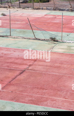 Une case vide et abandonné hardcourt tennis. Banque D'Images