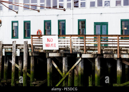 Pas de service enseigne sur un quai de la marina couverts d'algues bâtiment blanc Banque D'Images