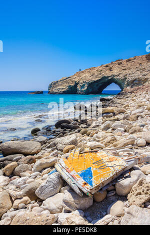 Le tropical plage de Tripiti à la pointe sud de l'île de Gavdos et l'Europe aussi, avec le fameux géant chaise en bois, la Grèce. Banque D'Images