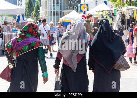 Les femmes arabes en Ilford High Road, Ilford, région de Redbridge, Greater London, Angleterre, Royaume-Uni Banque D'Images