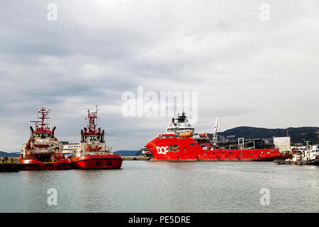 Les navires de ravitaillement en mer et les remorqueurs amarrés dans le port de Bergen, Norvège. Skandi Vega (b.2010), boxeur (b.1999) et BB (travailleur b.2007). Remorqueur vétéran V Banque D'Images