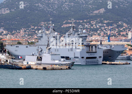 Dixmude L9013 un navire d'assaut amphibie de la marine française amarrée à la principale base navale française à Toulon dans le sud de la France Banque D'Images