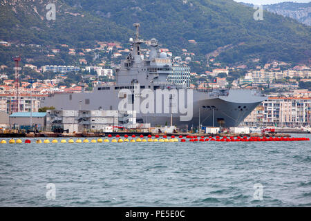 Dixmude L9015 un navire d'assaut amphibie de la marine française amarrée à la principale base navale française à Toulon dans le sud de la France Banque D'Images