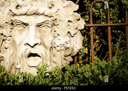 Fontaines et statues dans le jardin sur un bel après-midi. Banque D'Images