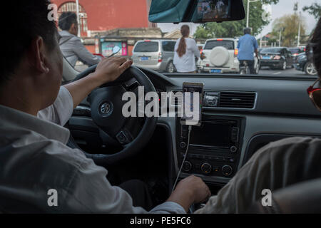 Intérieur d'une voiture Didi Premier avec chauffeur M. Zhao dans le centre de Pékin, Chine. Le Didi Premier offre une expérience de mobilité haut de gamme avec luxe Banque D'Images