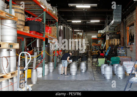 Activités de brasseries au cinquième Hammer Brewing Company, 10-28 46th Ave, Long Island City, NY Banque D'Images