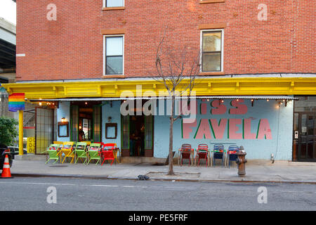 Miss Favela, 57 S 5th St, Brooklyn, NY. Façade extérieure d'un restaurant brésilien dans le quartier de Williamsburg. Banque D'Images