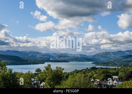 Vue sur le lac Windermere et les collines de Biskey Howe Parc National de Lake District. Banque D'Images