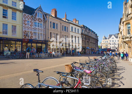 OXFORD, ANGLETERRE - 8 AVRIL 2017 - rue de l'université d'Oxford se remplit de magasins, les gens et les vélos à Oxford, Angleterre le 8 avril, 2017 Banque D'Images