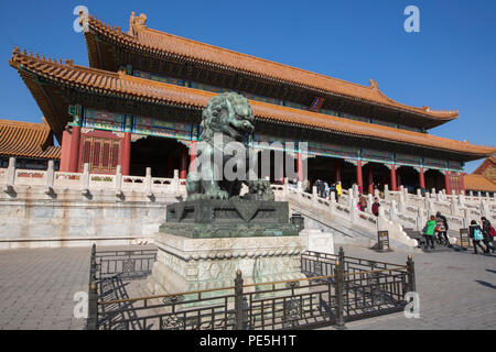 Lion de bronze en face de la porte de l'harmonie suprême cour extérieure Forbidden City Beijing Chine Banque D'Images