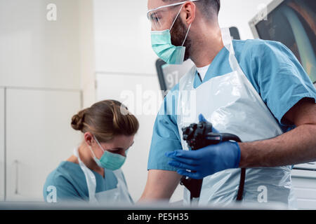 Équipe de médecins pratiquant l'endoscopie à l'hôpital Banque D'Images