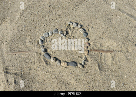 Forme de coeur des pierres sur une plage de la mer de sable Banque D'Images