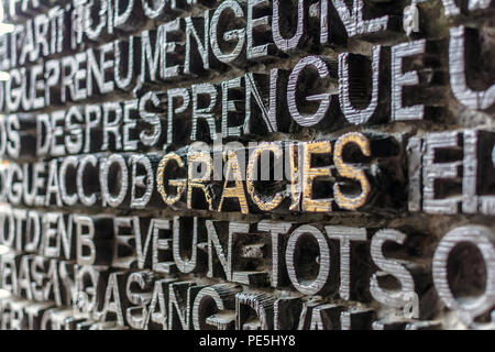 Détail avec word Gracies (merci en catalan) sur la porte de bronze de la façade de la Passion de La Sagrada Familia à Barcelone. L'évangile contiennent du texte à partir de portes Banque D'Images