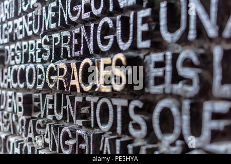 Détail avec word Gracies (merci en catalan) sur la porte de bronze de la façade de la Passion de La Sagrada Familia à Barcelone. L'évangile contiennent du texte à partir de portes Banque D'Images