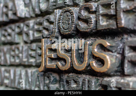 Détail avec mot Jésus sur la porte de bronze de la façade de la Passion de La Sagrada Familia à Barcelone. L'évangile portes contiennent du texte du Nouveau Testament depi Banque D'Images