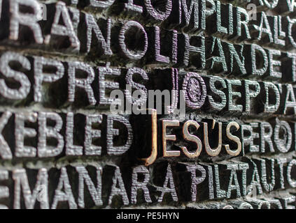 Détail avec mot Jésus sur la porte de bronze de la façade de la Passion de La Sagrada Familia à Barcelone. L'évangile portes contiennent du texte du Nouveau Testament depi Banque D'Images