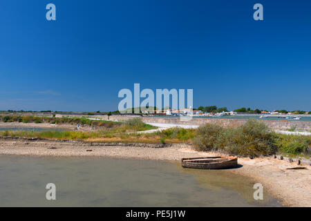 Ile de Ré paysage avec village Loix et salt lake avec voile Banque D'Images