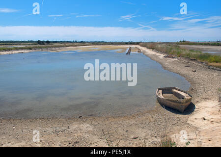 Paysage près de l'Ile de Ré village Loix salt lake wit vieux bateau Banque D'Images