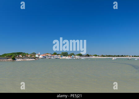 Paysage de l'île de Ré et port avec bateaux chez village Loix Banque D'Images