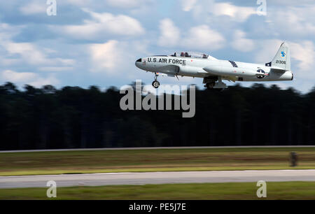 Un T-33 Shooting Star effectue au cours de Thunder sur la Géorgie du Sud, le 7 novembre 2015, à Moody Air Force Base, Ga, l'open house les différents actes d'antenne, ainsi que différents types d'exposition statique des avions. (U.S. Air Force photo/Tech. Le Sgt. Zachary Wolf) Banque D'Images