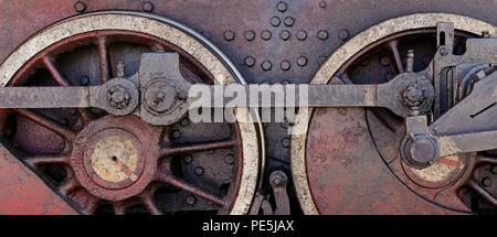 Roues de vieille locomotive à vapeur, gros plan plan, arrière-plan industriel Banque D'Images