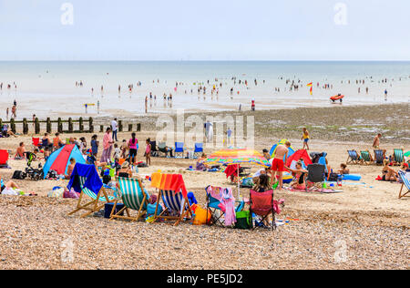 Les vacanciers, chaises longues et parasols colorés, East Beach à Littlehampton, une petite station balnéaire sur la côte sud dans la région de West Sussex, UK en été Banque D'Images