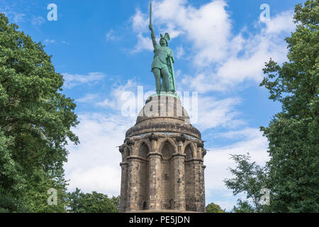 Statue d'Arminius Cheruscan dans la forêt de Teutoburg près de la ville de Potsdam, Allemagne. Banque D'Images