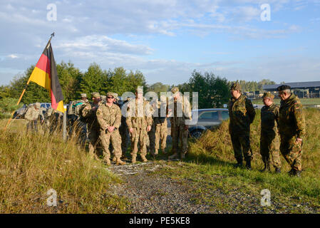 Des soldats américains, attribué à 18e Bataillon de soutien et de maintien en puissance de combat 2e régiment de cavalerie, participe à un 12K ruck mars durant la qualification pour le Prix allemand des affaires étrangères ou à la formation Leistungsübersicht Grafenwoehr, Allemagne, du 22 septembre 2015. Les soldats doivent remplir une série d'événements pour gagner le Prix allemand des affaires étrangères ou Leistungsübersicht. (U.S. Photo de l'armée par la CPS. Nathanael Mercado/libérés) Banque D'Images