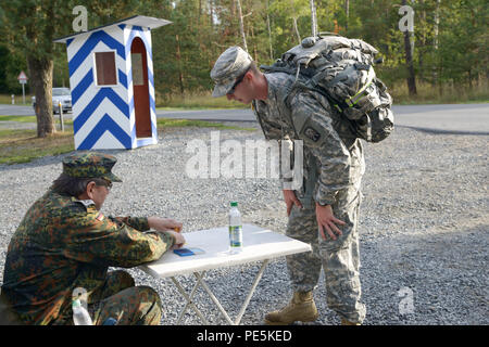 Un soldat américain, affectés à la lutte contre le maintien en puissance 18e Bataillon de soutien, participer à un 12K ruck mars lors de la qualification pour le Prix allemand des affaires étrangères ou à la formation Leistungsübersicht Grafenwoehr, Allemagne, du 22 septembre 2015. Les soldats doivent remplir une série d'événements pour gagner le Prix allemand des affaires étrangères ou Leistungsübersicht. (U.S. Photo de l'armée par la CPS. Nathanael Mercado/libérés) Banque D'Images