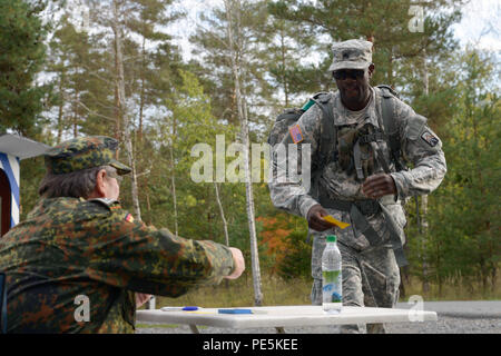 Un soldat américain, affectés à la lutte contre le maintien en puissance 18e Bataillon de soutien, participer à un 12K ruck mars lors de la qualification pour le Prix allemand des affaires étrangères ou à la formation Leistungsübersicht Grafenwoehr, Allemagne, du 22 septembre 2015. Les soldats doivent remplir une série d'événements pour gagner le Prix allemand des affaires étrangères ou Leistungsübersicht. (U.S. Photo de l'armée par la CPS. Nathanael Mercado/libérés) Banque D'Images