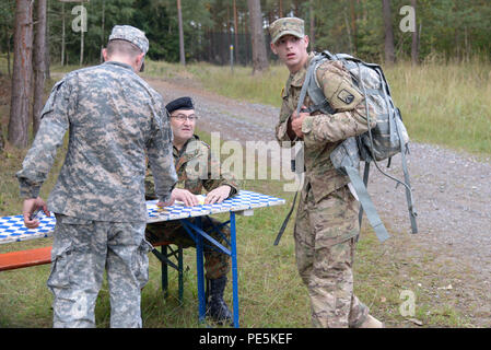 Des soldats américains, attribué à 18e Bataillon de soutien au maintien en puissance de combat, a terminé une 12K ruck mars lors de la qualification pour le Prix allemand des affaires étrangères ou à la formation Leistungsübersicht Grafenwoehr, Allemagne, du 22 septembre 2015. Les soldats doivent remplir une série d'événements pour gagner le Prix allemand des affaires étrangères ou Leistungsübersicht. (U.S. Photo de l'armée par la CPS. Nathanael Mercado/libérés) Banque D'Images