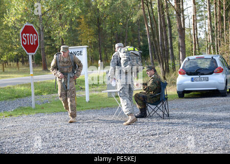 Des soldats américains, affectés à la lutte contre le maintien en puissance 18e Bataillon de soutien, participe à un 12K ruck mars durant la qualification pour le Prix allemand des affaires étrangères ou à la formation Leistungsübersicht Grafenwoehr, Allemagne, du 22 septembre 2015. Les soldats doivent remplir une série d'événements pour gagner le Prix allemand des affaires étrangères ou Leistungsübersicht. (U.S. Photo de l'armée par la CPS. Nathanael Mercado/libérés) Banque D'Images