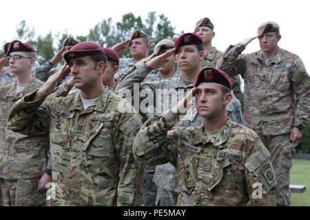 L'Armée américaine les saluent en assistant au mémorial de l'armée américaine la FPC. Robert Bruce Giffen III au Camp Frank D. Merrill, Dahlonega, Géorgie, le 28 septembre 2015. Griffen a servi comme une force d'opposition tout en spécialiste affecté à la formation des Rangers 5e Bataillon. (U.S. Photo de l'armée par la CPS. Joshua Wooten/libérés) Banque D'Images