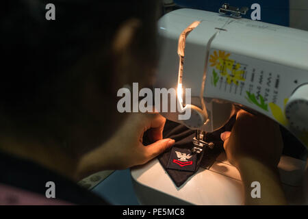 150928-N-N404-098 OCÉAN PACIFIQUE (sept. 28, 2015) - Matelot Emily Michelle Bongolan coud un insigne de grade sur une paire de variante à l'épreuve du feu à bord des combinaisons porte-avions USS George Washington (CVN 73). Washington se prépare à déployer autour de l'Amérique du Sud comme une partie du sud de Mer 2015. L'huitième déploiement de son genre, Southern Seas 2015 vise à améliorer l'interopérabilité, d'accroître la stabilité régionale, et de construire et maintenir des relations régionales avec les pays de la région par des multinationales et des échanges et de la coopération inter-agences. (U.S. Photo par Marine Communications de Masse Banque D'Images