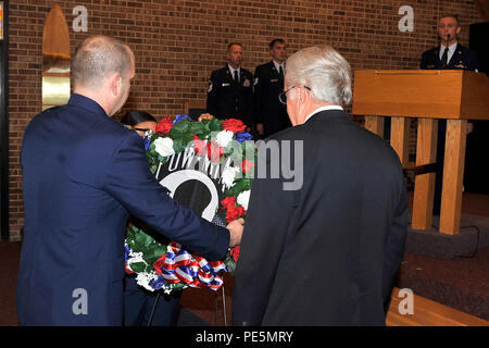 Le colonel Douglas Schiess, 21e commandant de l'Escadre de l'espace (à gauche) et le colonel à la retraite Paul Robinson, ex-POW et orateur invité, placez la couronne durant la memorial POW/MIA Cérémonie du Souvenir à la Chapelle de Peterson le 18 septembre. Banque D'Images