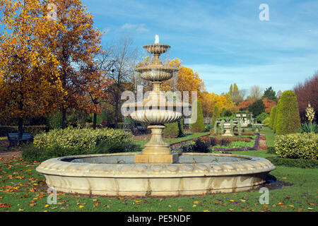 Les fontaines et les couleurs de l'automne Regents Park Londres Angleterre Banque D'Images