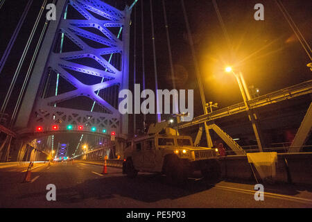 Les soldats de la Garde nationale du New Jersey et les aviateurs assurent la sécurité sur le pont Benjamin Franklin, situé entre Camden, New Jersey, et de Philadelphie, le 26 septembre 2015. La Garde nationale du New Jersey task force composée de soldats avec le 1er escadron, le 102e régiment de cavalerie, et 108e Escadre aviateurs viennent en aide aux autorités civiles de Jersey et le Delaware avec l'Autorité portuaire de la sécurité pendant la visite du Pape François à Philadelphie 26-27 Septembre. (U.S. Air National Guard photo par le Sgt. Mark C. Olsen/libérés) Banque D'Images