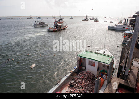 Réponse de 42 pieds deux équipages de bateaux à partir de la station de la Garde côtière canadienne Chatham, Massachusetts), départ pour la formation Mardi, 29 Septembre, 2015. Gare Chatham est une station de Surf avec les principales missions de recherche et de sauvetage, et la sécurité de la flotte de pêche et de plaisance. (U.S. Photo de la Garde côtière du Maître de 2e classe Cynthia Oldham) Banque D'Images