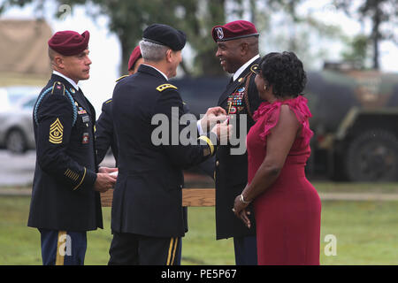 Le Major Gen. John W. Nicholson Jr., ancien commandant de la 82e Division aéroportée, décerne la Médaille du service méritoire au Sgt Major LaMarquis Knowles lors de sa cérémonie de retraite à Fort Bragg, Caroline du Nord, le 29 septembre 2015. Knowles sert comme sergent-major de commandement de division d'octobre 2012 à avril 2015. La cérémonie met en lumière les récompenses militaires, la reconnaissance du leadership et les traditions de la division aéroportée. Banque D'Images